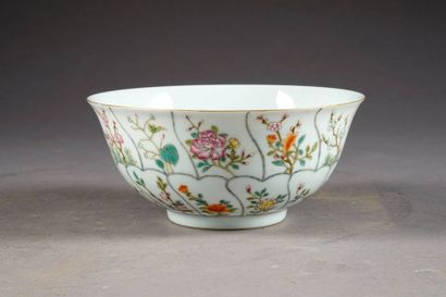 Coupe ronde à Pied talon. Au décor de fleurs...