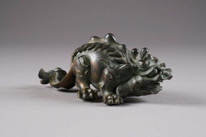 Chimère. Bronze patiné. Chine. Epoque indéterminée....