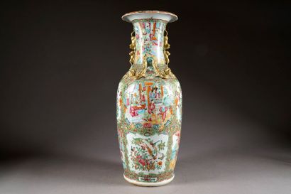 CANTON
Grand vase maillet. Au col accosté...