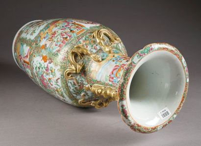 CANTON
Grand vase maillet. Au col accosté...