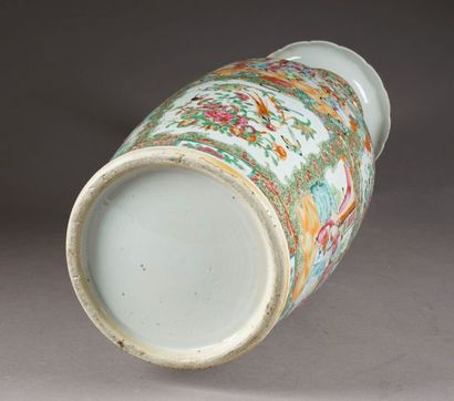 CANTON
Grand vase maillet. Au col accosté...
