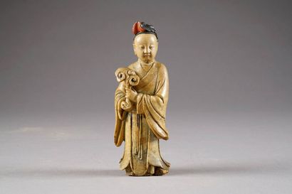 Notable au Sceptre Ru-Yi. Figurine en stéatite...