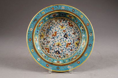Coupe ronde. A décor, sur champ bleu turquoise...