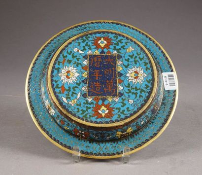 Coupe ronde. A décor, sur champ bleu turquoise...