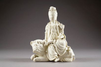 Dehua
Kwann-Yin, à la fleur de lotus, chevauchant...
