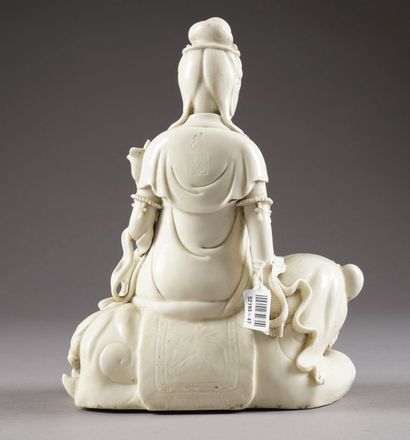 Dehua
Kwann-Yin, à la fleur de lotus, chevauchant...