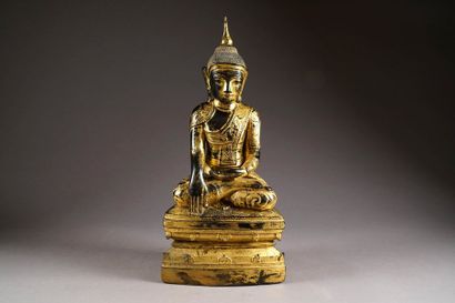 Bouddha méditant. Assis en virasana, la jambe...