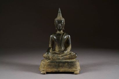 Bouddha Shakyamuni. Assis en méditation,...