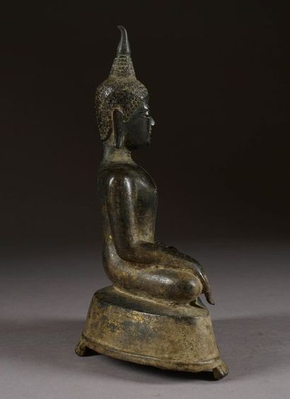 Bouddha Shakyamuni. Assis en méditation,...