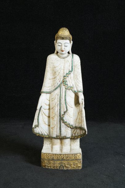 Bouddha figuré debout. Vêtu de la robe monastique,...