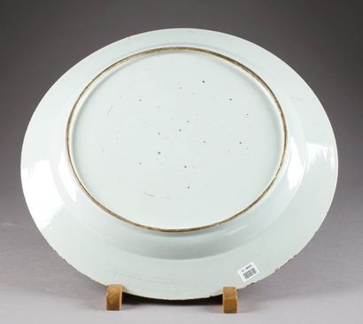 Très grand Plat rond. Décor, en médaillon,...