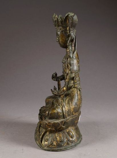 Tara blanche. Assise en tailleur sur une...
