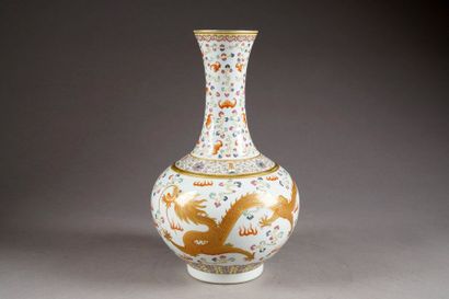 Vase à panse et à long Col tubulaire. Décoré,...