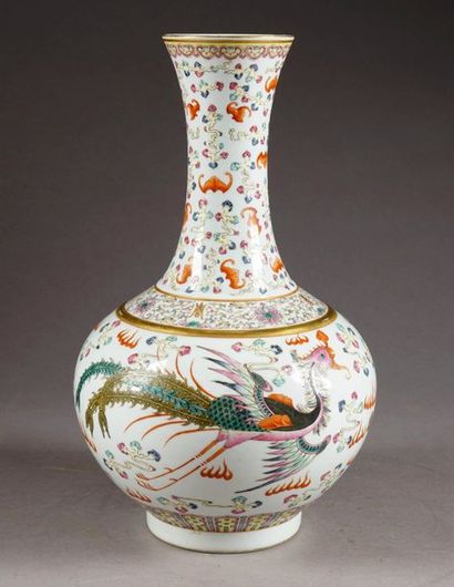 Vase à panse et à long Col tubulaire. Décoré,...