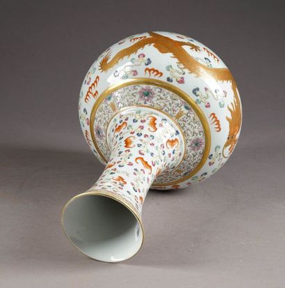 Vase à panse et à long Col tubulaire. Décoré,...