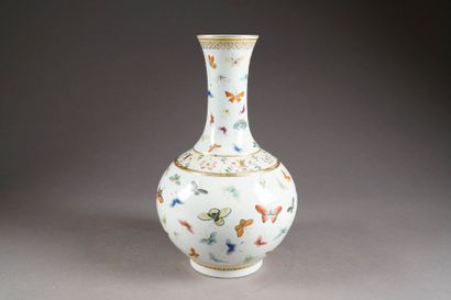 Vase. Porcelaine de Chine de la Famille Rose...