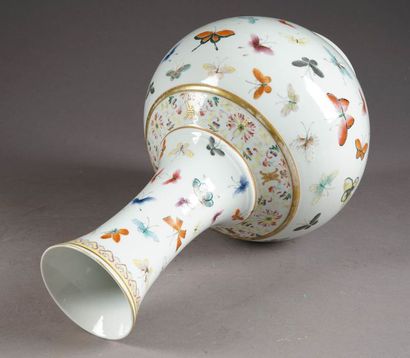 Vase. Porcelaine de Chine de la Famille Rose...
