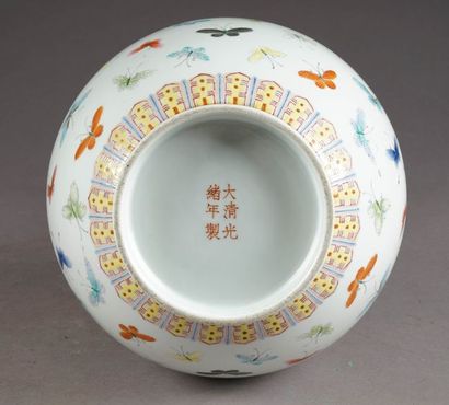 Vase. Porcelaine de Chine de la Famille Rose...