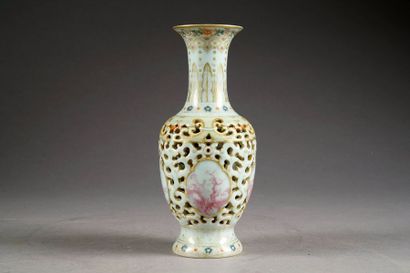 Vase balustre réticulé. A quatre vignettes...
