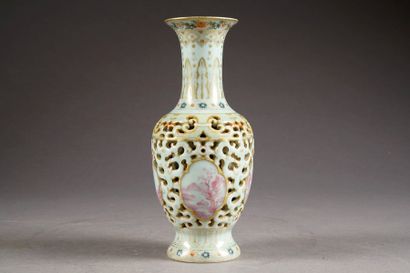 Vase balustre réticulé. A quatre vignettes...
