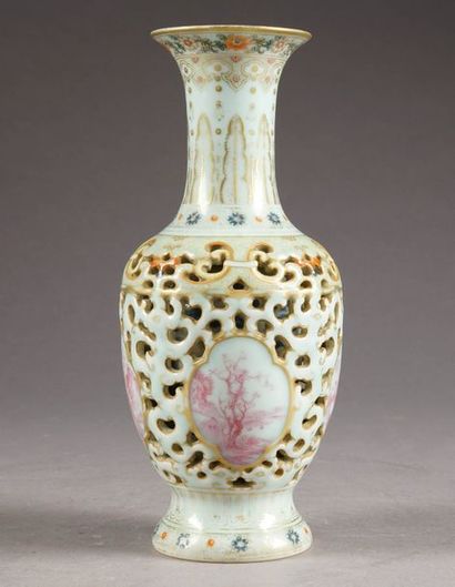 Vase balustre réticulé. A quatre vignettes...