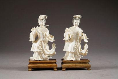Deux Musiciennes de la Cour. Paire de statuettes...