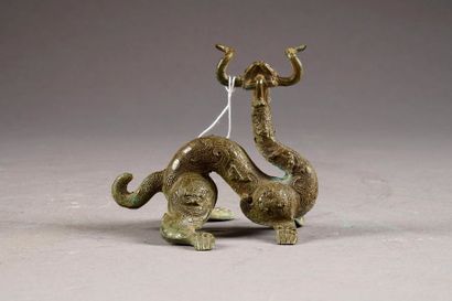 Animal chimérique. Bronze patiné. Chine....