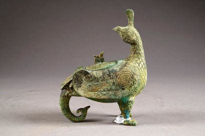 Boîte. Prenant la forme d'un oiseau chimérique....