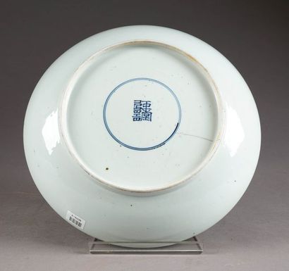 Grande Coupe ronde. Décorée, en plein, de...