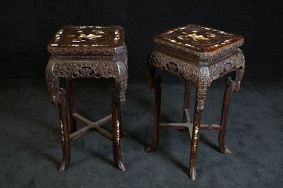 Paire de Sellettes. Marquetées de fleurs,...