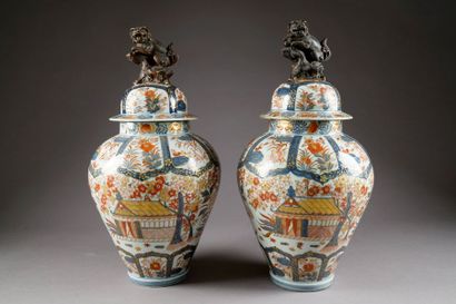 Arita
Paire de grandes potiches couvertes...