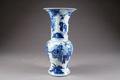 Vase en queue de Phénix. Décoré, en deux...