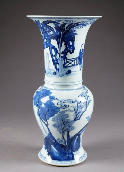 Vase en queue de Phénix. Décoré, en deux...