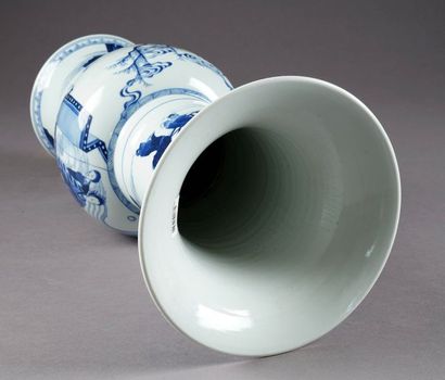 Vase en queue de Phénix. Décoré, en deux...