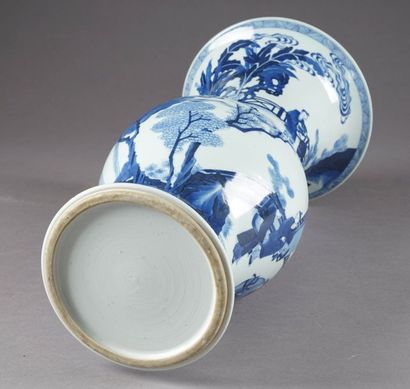 Vase en queue de Phénix. Décoré, en deux...