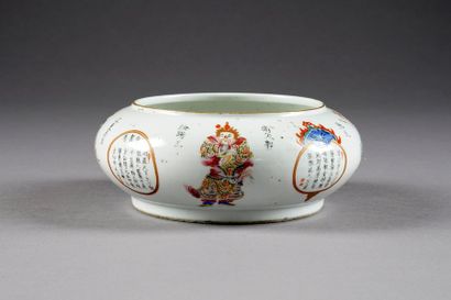 Coupe ronde. Au décor dit Wu Shuang Pu, alternant...