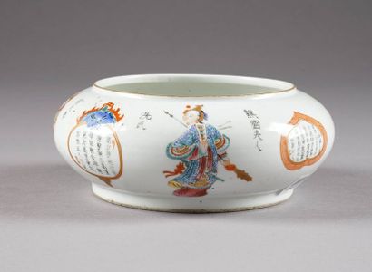 Coupe ronde. Au décor dit Wu Shuang Pu, alternant...