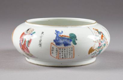 Coupe ronde. Au décor dit Wu Shuang Pu, alternant...
