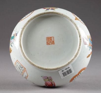 Coupe ronde. Au décor dit Wu Shuang Pu, alternant...