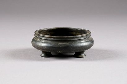 Brûle-Parfum tripode, de Forme archaïque....