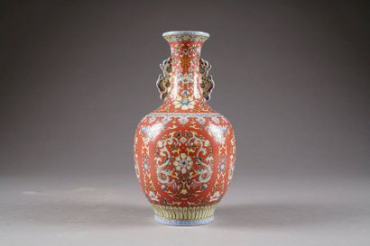 Vase. Col tulipé accosté de deux Chimères....