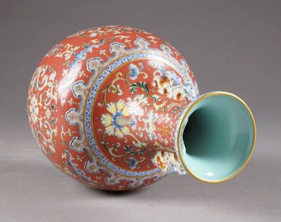 Vase. Col tulipé accosté de deux Chimères....