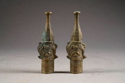 Paire d'Ornements de Lance. Bronze patiné...