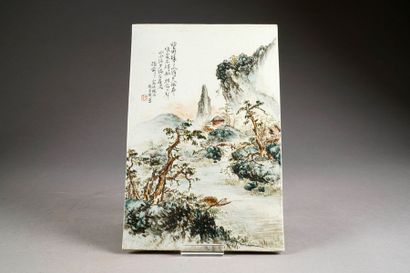 Plaque. Décor figurant un pêcheur sur une...