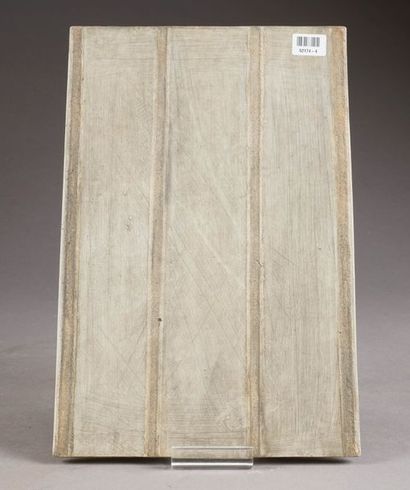 Plaque. Décor figurant un pêcheur sur une...