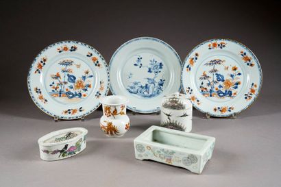 Trois Assiettes. A décor Imari et émaillées...