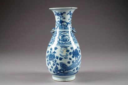 Vase piriforme à Col tulipé. Décor, en deux...
