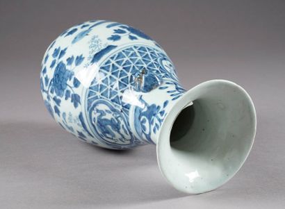 Vase piriforme à Col tulipé. Décor, en deux...