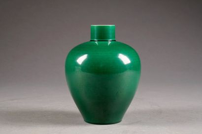 Petit Vase globulaire. Col tubulaire. Porcelaine...
