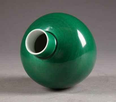 Petit Vase globulaire. Col tubulaire. Porcelaine...
